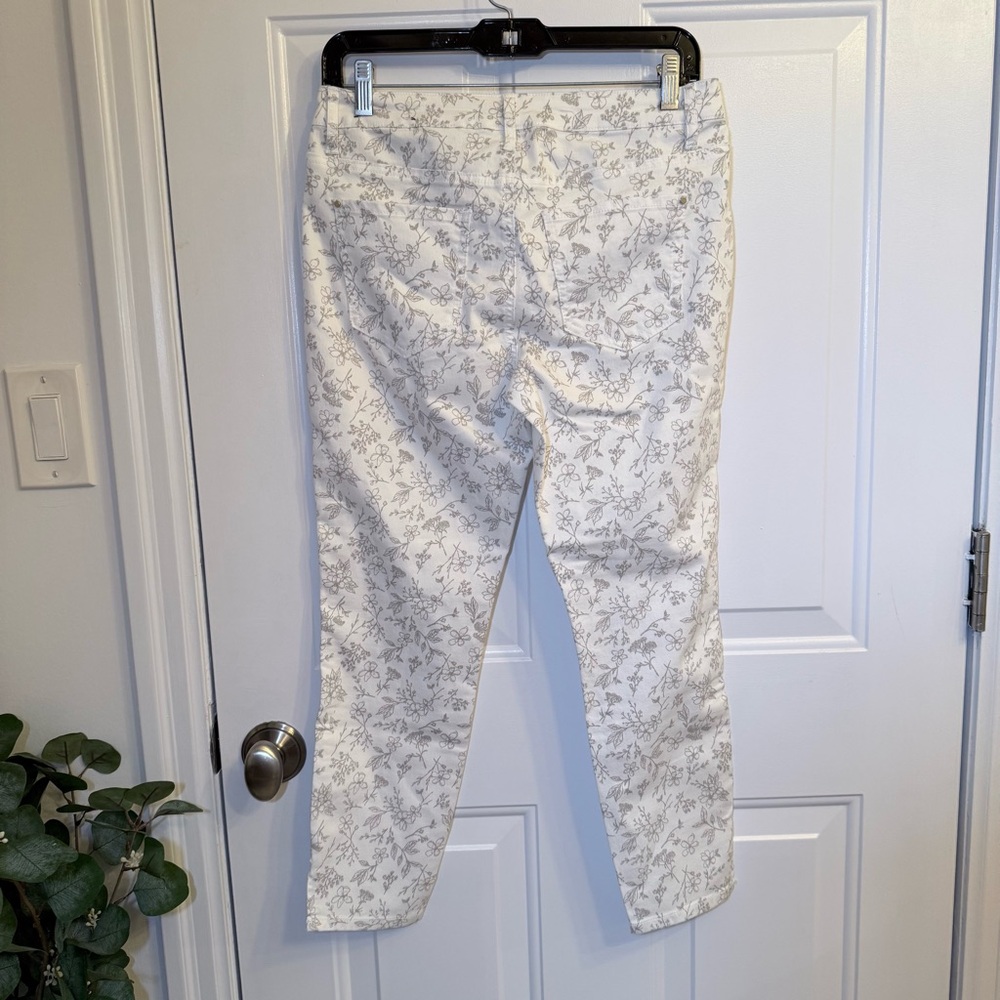 White Floral Cropped Pants - Women - Picture 5 of 9
